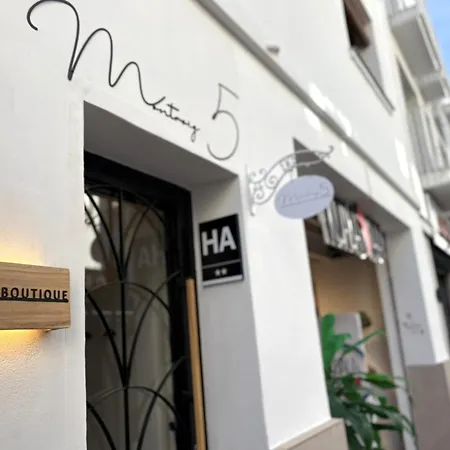 Апарт-отель Montroig 5 Boutique 4*