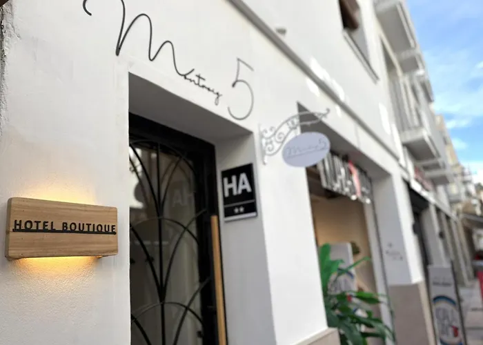 Апарт-отель Montroig 5 Boutique 4*